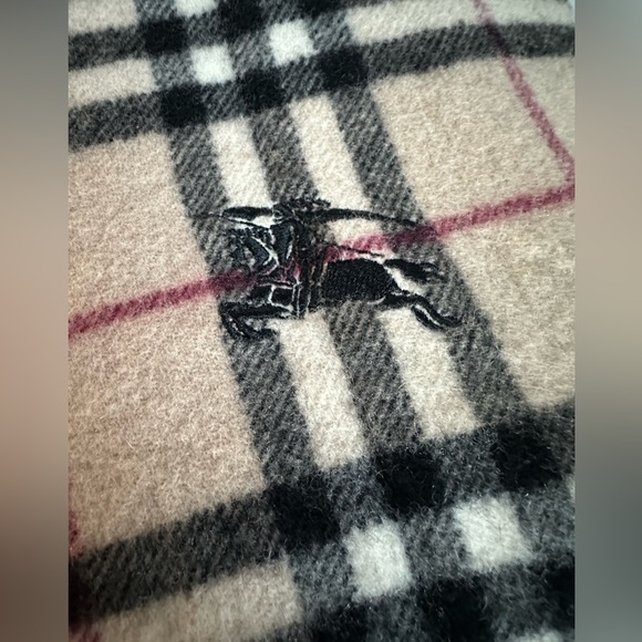 Authentic Burberry Classic Nova Check Scarf, lap blanket, shawl 100% pure wool - Picture 5 of 15
